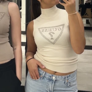 Guess tröja - En jätte fin turtleneck topp från guess, bara testad vid köp, storlek M ✨