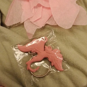 Melanie Martinez Portals Tour nyckelring  - Oöppnad nyckelring med en drake från Melanie Martinez Portals Tour i Stockholm Kommer också med en handfull konfetti (mer än vad som syns på bilden) Säljer även konfetti separat