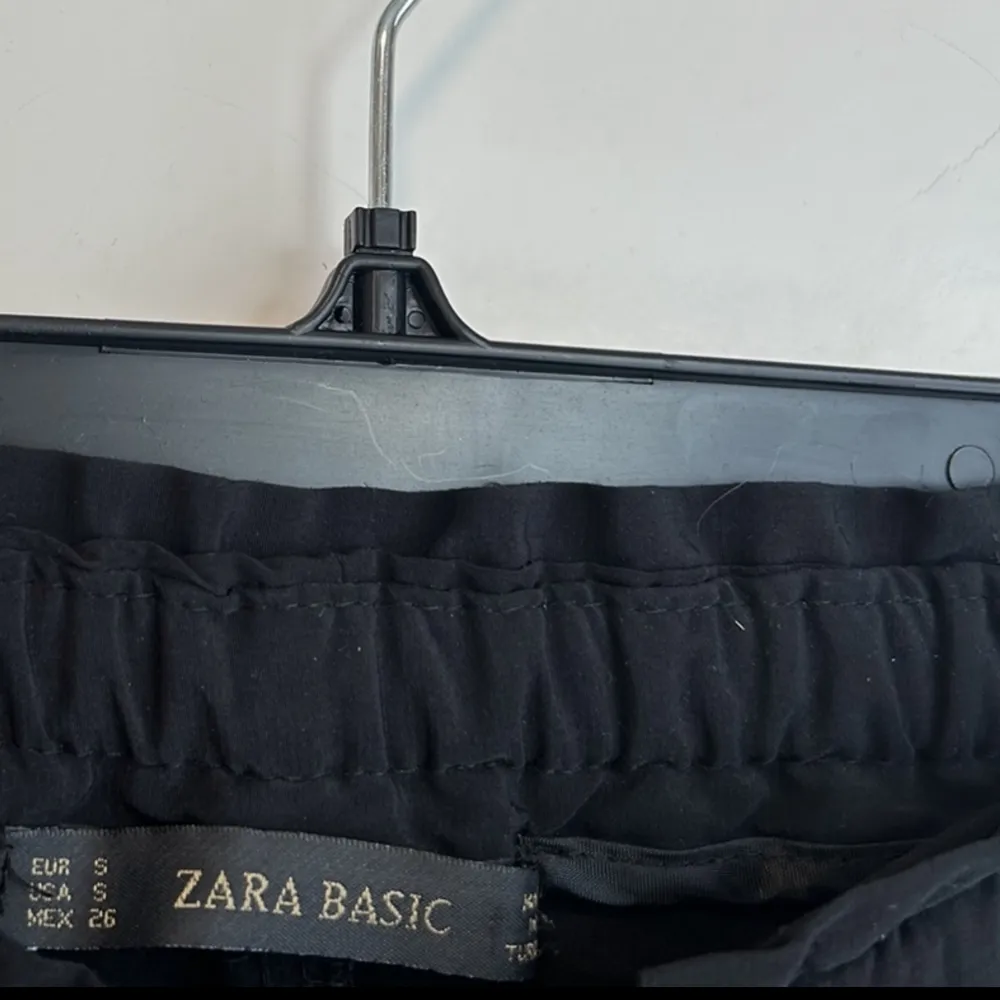 Kostymbyxor från Zara . Jeans & Byxor.