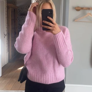 COS rosa stickad tröja - Säljer min super fina stickade tröja från cos💗 Knappt använd och är i väldigt bra skick💗Skriv privat för frågor eller mer bilder 