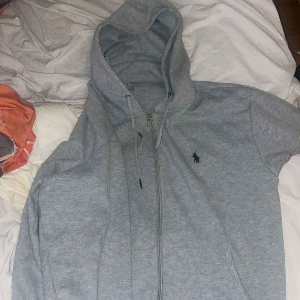 En grå ralph laurenzip hoodie i jätte bra skick som ny. Köpte den i en för stor storlek så använde aldrig den.. Hoodies.