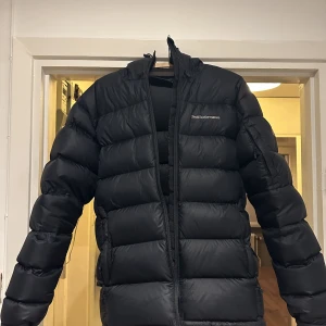 Peak performance jacka  - Säljer nu min Peak Performance frost down jacka. Inköpt förra året för 3500