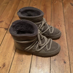 Inuikii skor - Jättefina vinterskor från Inuikii. Storlek 39 och mycket bra skick. Färgen är mörk beige/ brun skulle jag säga. Skriv för fler bilder💗säljer för 1400kr