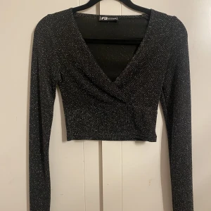 Glittrig urringad tröja - Använd en gång, strechig, hör av er för fler bilder❤️