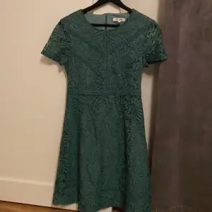 En jättefin mörkgrön klänning perfekt för skolavslutning eller fester☺️inga defekter. Skriv för mer info☺️