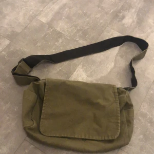 Axelväska - En axelväska där det finns plats med träningskläder 