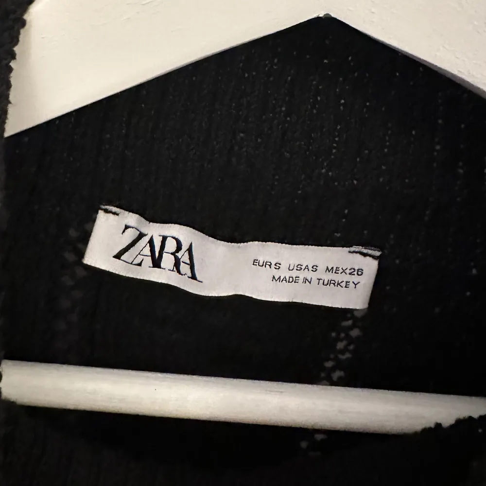 Fin tröja från Zara i väldigt bra skick som inte längre säljs i butiken!🖤  Storlek S. Tröjor & Koftor.