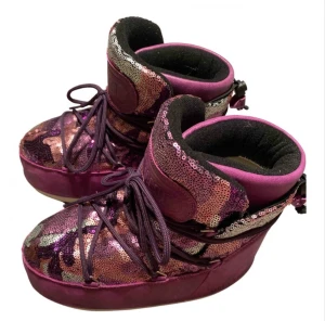 Äkta Moonboats  - Supersöta Moonboots! Använda men i gott skick. Storlek 38/40 men passar från 38-41