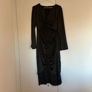 Satinklänning - Satinklänning med cut out med super tacksam passform