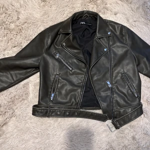 Bikerjacka grön från Zara  - Bara använd EN GÅNG! Perfekt jacka som sitter lite oversized i storlek S. Nypris:700 säljer för 550! 
