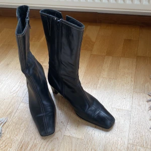 Ecco stövletter/stövlar, storlek 40 - Stövlar/stövletter i svart läder/skinn. Klack 6cm. Sula i gummi. Made in Italy.