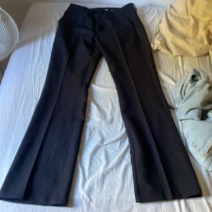 Lågmidjade kostymbyxor  - Lågmidjade kostymbyxor från Bikbok, aldrig använda 