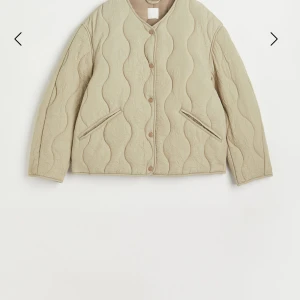 Quiltad jacka  - Säljer denna jacka då den inte kommer till användning, använd endast 1 gång.