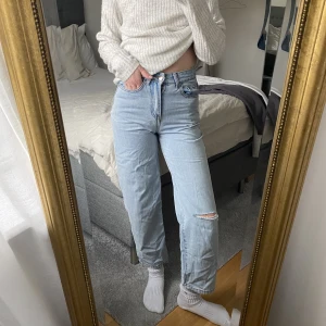 Blå jeans  - Ett par blåa jeans med hål i högra knät från Zalando. Storlek W25, L30.