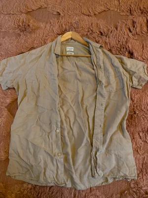 Selected home  - Fin beige skjorta i bra skick. Säljer pågrund av att den är för liten. 