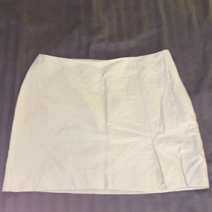 Linnekjol från Lidnex - En linnekjol med slits köpt på Lindex. Kjolen är aldrig använd och är i storlek 38. Den är ljusbeige/linnefärgat