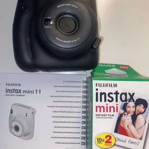 Polaroid instax mini 11 camera  - Helt oanvänd instax mini 11 Polaroidkamera. Bara uttagen ur förpackningen men tog aldrig tiden att börja använda den så den är som ny. Instruktionsbok och fotopapper ingår. Säljer för att den inte kommer till användning här hemma.