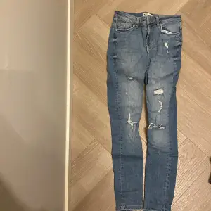 Low waist jeans  1. Ljusblå jeans från gina 2. Mörkblå jeans från gina 3. Mörkblå jeans från zara  200 kr/st