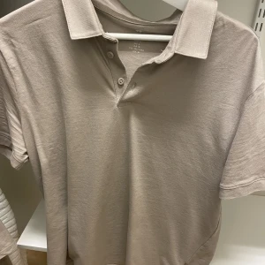 Piké H&M - Beige piké från HM Från sommaren så finns nog inte längre