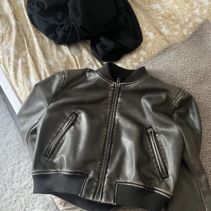 Zara bomber - Bomberjacka strl S. Använd fåtal gånger. Som ny. Acne inspirerad. 