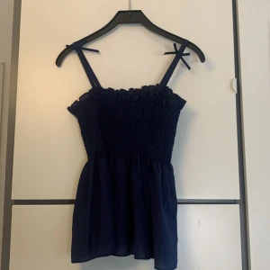 Marinblå top - Söt marinblå volang topp från shein❤️ fint skick och använd ca 1 gång❤️ Storlek? Men passar mig som har xs❤️ 50kr + frakt
