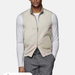 Väst från Suitsupply  - Utan tvekan mitt snyggaste plagg i garderoben. Har tyvärr blivit lite för liten.   Storlek M och passar perfekt att match stilrent till skjortor men även tshirts och Hoodies.   Nypris är 2500kr och jag har kvitton etc samt mer bilder om du vill se. 