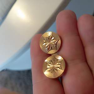 Dessa är i jätte bra skick Materialet är metall ej guld  Väldigt fint mönster 