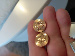 Retro manschett knappar - Dessa är i jätte bra skick Materialet är metall ej guld  Väldigt fint mönster 