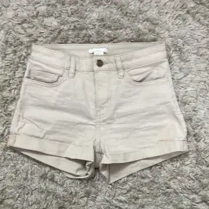 Beiga jeans shorts ifrån hm. 60kr + frakt