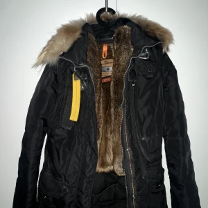 Parajumper Denali XS  - Säljer min Parajumper Denali XS som jag köpt av en annan ägare, därav har jag ingen konkret information om när den är inköpt från butik samt inget kvitto och kan inte garantera något angående att varumärket inte är en kopia. 