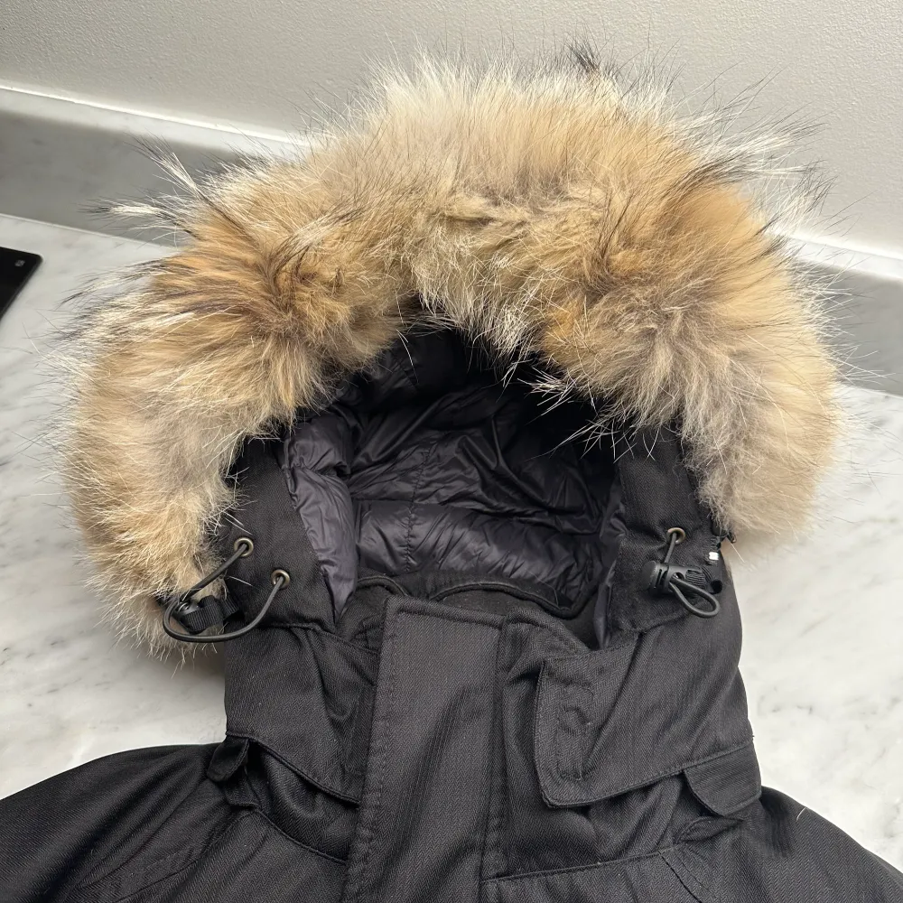 Svart dunjacka från Nobis. Grundaren till Canada Goose skapade ett nytt märke, denna är Nobis version på Expedition. Väldigt varm, 100% dun. Nypris över 10k. Bilder finns! . Jackor.