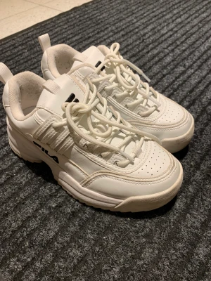 Fila sneakers stl 37 - Super fint skick endast använda 2-3 gånger Fila sneakers i storlek 37