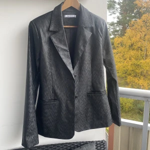 Svart glänsande blazer  - Säljer denna slutsålda svarta glänsande/ glitter blazer från Nakd. Enbart använd en gång, så gott som ny🖤
