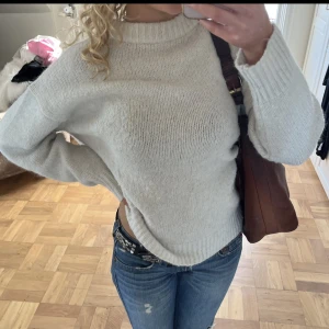 Stickad tröja - Fin stickad tröja från zara. Inga defekter. Hör av dig vid frågor eller intresse❤️