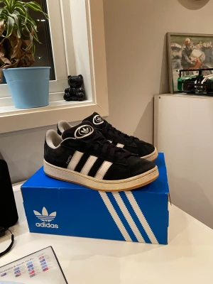 Adidas Campus - Adidas campus  8/10 skick  Låda och vita snören fås med Bara att höra av sig om ni vill ha fler bilder Kan skickas 