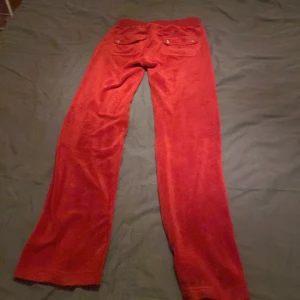 Röda Juicy byxor  - JUICY  Säljer pga att jag inte använder dem längre(dem har tappat en av det där grejerna som sitter på snöret).  Köpta för:1100 