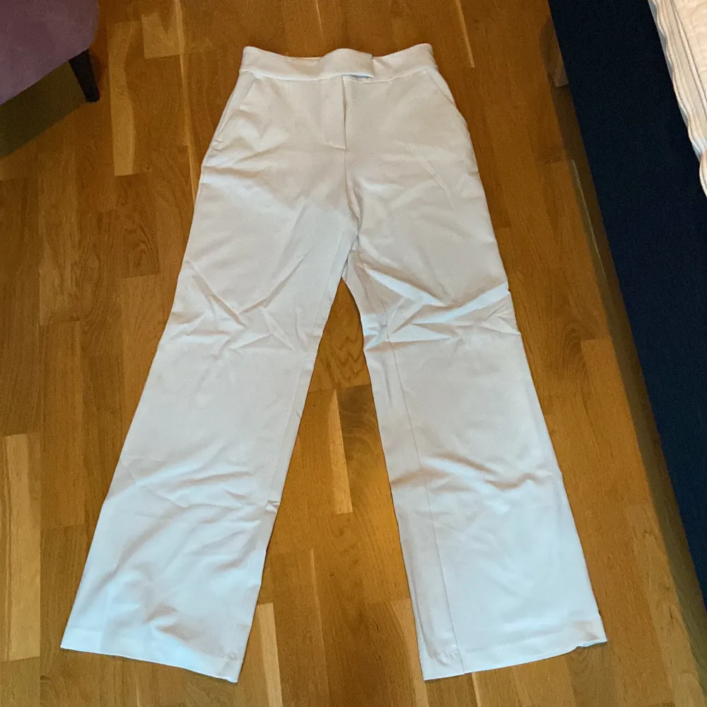 Ett par vita kostymbyxor i storlek 38. Highwaist och straight. Superskönt material och aldrig använda. Typ beige/vit. Skriv om ni har frågor.. Jeans & Byxor.