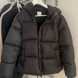 puffjacka - finns det någon som vill byta denna jättefina puffjacka i storlek m till en storlek s eller xs? Jättefint skick💞Kan tänkas sälja den mot ett bra pris, Slutsåld!!!