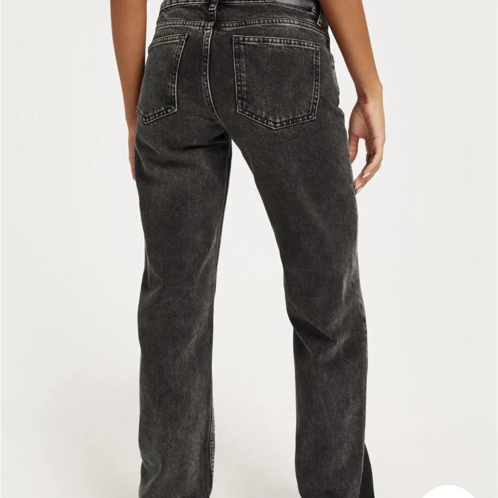 Helt nya lågmidjade jeans från Nelly i storlek 32. Säljer då de inte passade mig. Köpta för 599 säljer för 490 💗. Jeans & Byxor.