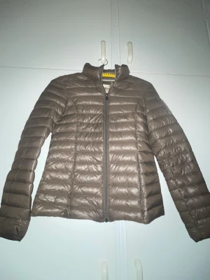 Dunjacka - Skitsnygg dunjacka i en unik färg sitter så snyggt på Säljer då den blivit lite för liten