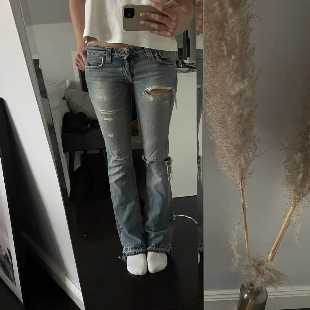 Skitsnygga jeans som tyvärr blivit för små för mig❤️‍🔥❤️‍🔥finns defekter på baksidan, skriv för bilder . Jeans & Byxor.
