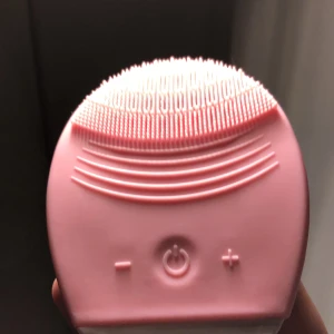 Ansiktsmassör - Denna ansiktsmassör går på batterier och vibrerar på ansiktet med justerbar kraft den har andvänts men kommer inte till andvänding längre. Den är väldigt skön att andvända och rengör huden ordentligt (batterier ingår inte)