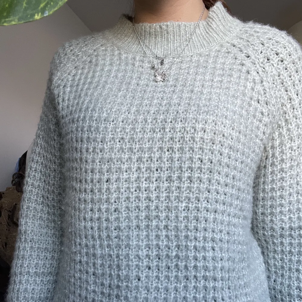 Fin stickad tröja använd endast TRE gånger jättefin💕. Neuleet.
