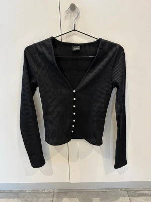 Tröja från Gina Tricot  - Supersöt tröja med pärlor från gina tricot🖤🤍