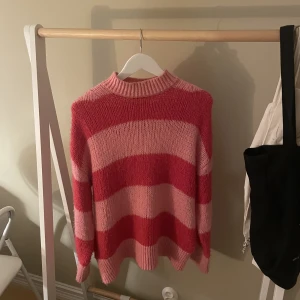 Stickad tröja - Rosa röd randig tröja ifrån Mango🩷väldigt fint och mysigt stickad! Perfekt till hösten. Nypris 500kr🩷