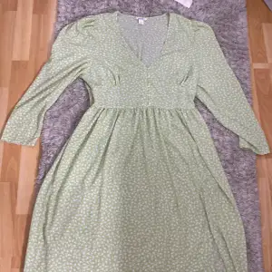 Så fin klänning ifrån Monki perfekt till sommaren t.ex midsommar eller skolavslutningen. Den har en slits längst ner åt vänster. 200 kr + frakt som jag återkommer med om du är intresserad💗💗 