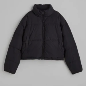 Pufferjacka  - Pufferjacka I svart, knappt använd, nyskick. I storlek M men passar även S. Meddela mig för mått och annat. 