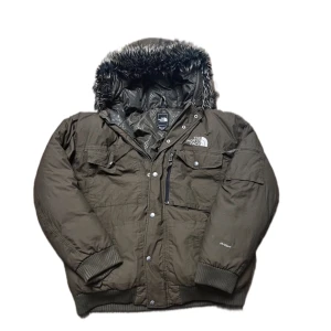 The North Face jacka  - En riktigt fet vintage North Face jacka i storlek XL men den är mindre och funkat bra på M/L. Snygg färg, pälsluva. En av orginal zippersen saknas men det sitter alltså en annan TNF zipper på, några väldigt dmå fläckar som kan gnuggas bort. Läs min bio