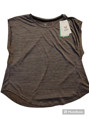 Tränings t-shirt  - Tränings t-shirt av märket soc med prislapp kvar. Nypris 159 kr.