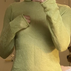 Stickad långarmad - Finstickad långärmad tröja. Storlek M. Jag på bilden bär ofta xs/s för referens. Kan uplevas en aning stickig men annars i toppskick!